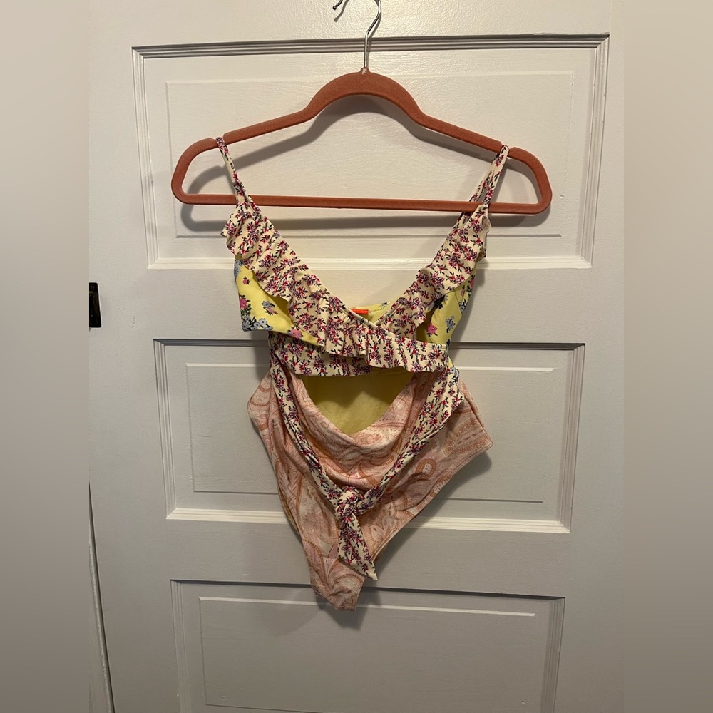βοΈπ£π₯πππ ππ₯π’π£βοΈ FLORAL PRINT RUFFLE WRAP SWIMSUIT IN PINK - Picture 3 of 5
